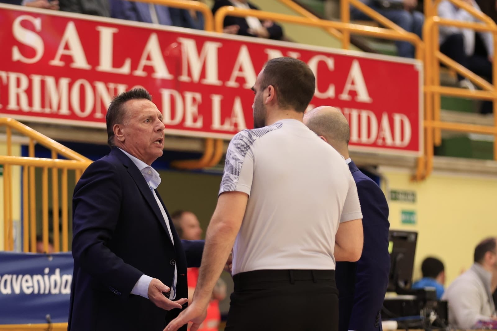 El Avenida-Estudiantes, en imágenes con reconocimientos para Silvia e Iyana