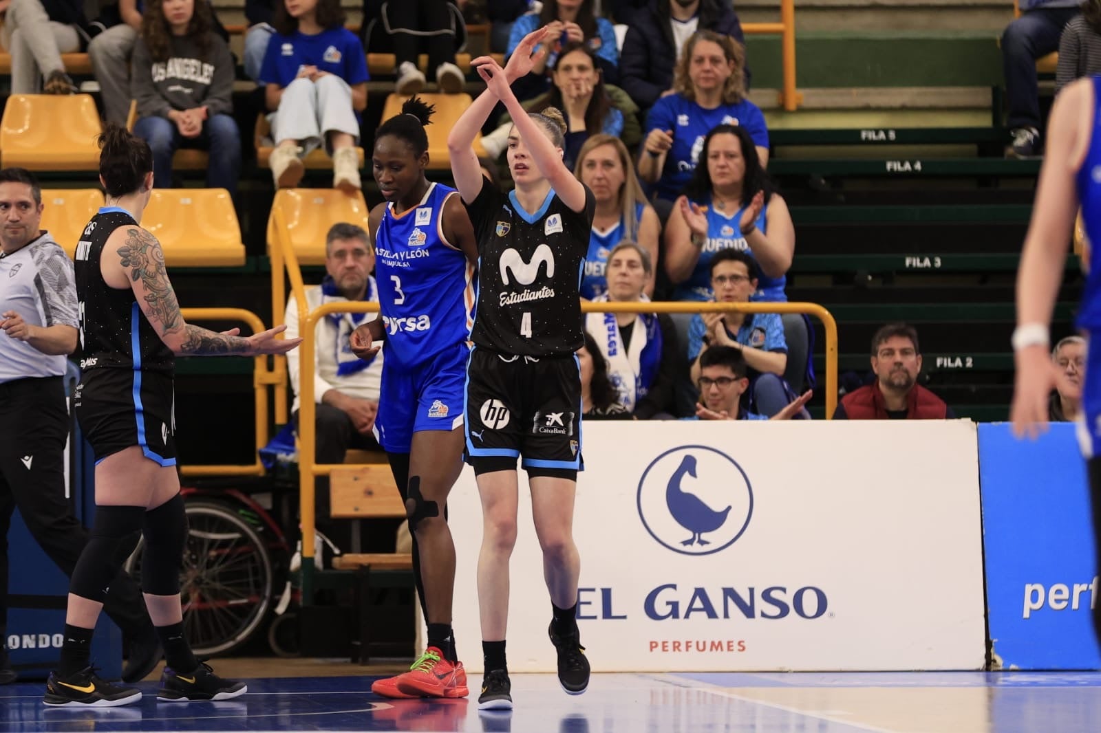 El Avenida-Estudiantes, en imágenes con reconocimientos para Silvia e Iyana