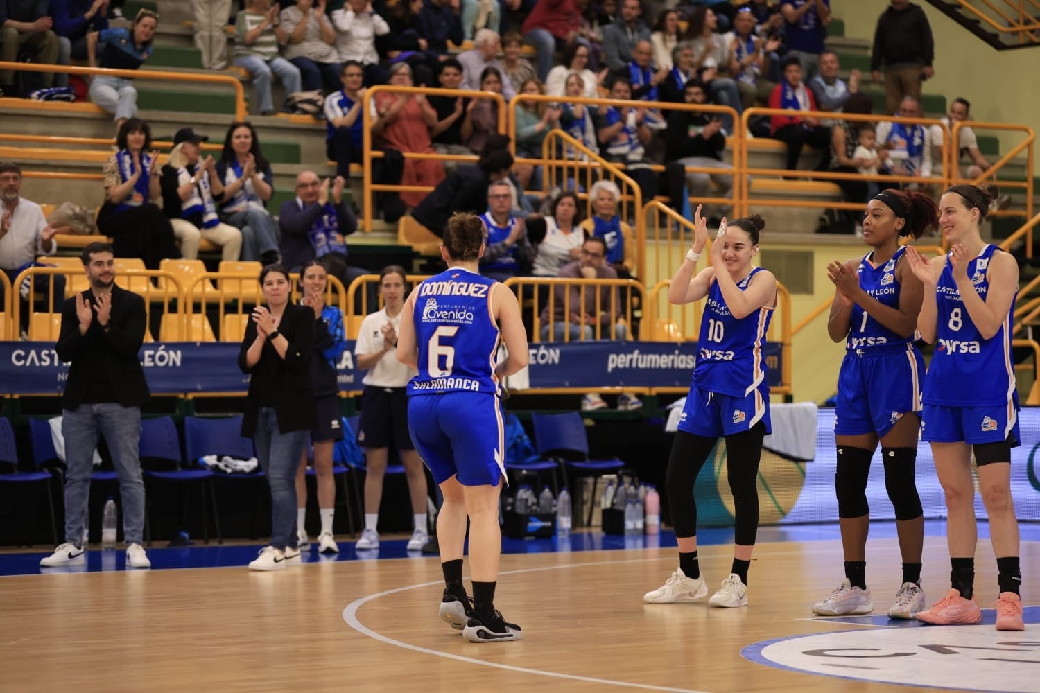 El Avenida-Estudiantes, en imágenes con reconocimientos para Silvia e Iyana