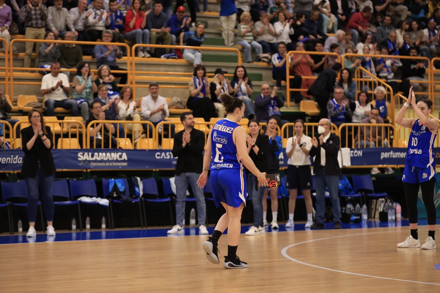 El Avenida-Estudiantes, en imágenes con reconocimientos para Silvia e Iyana