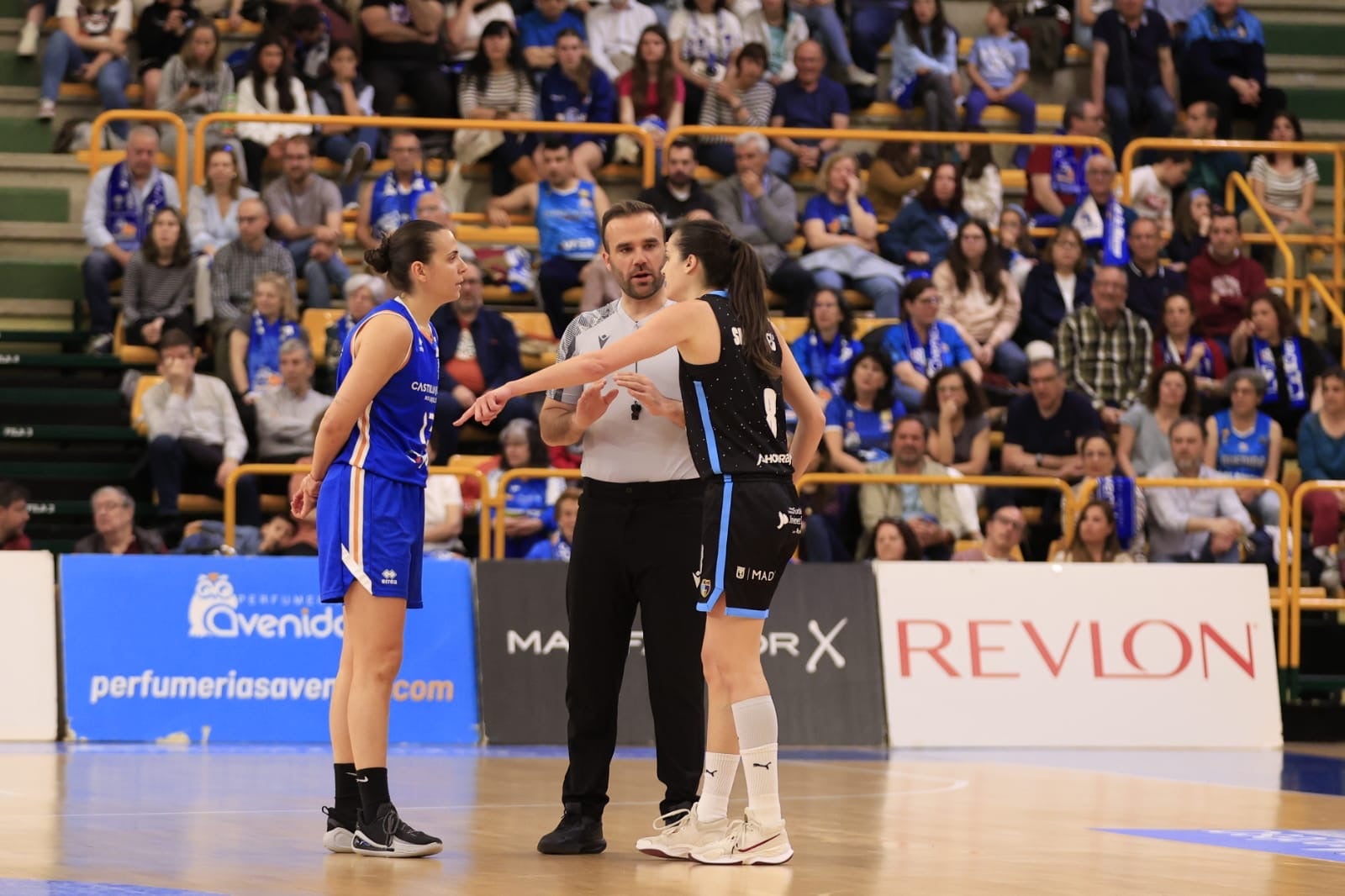 El Avenida-Estudiantes, en imágenes con reconocimientos para Silvia e Iyana