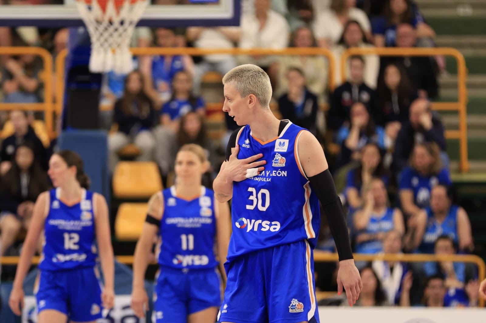 El Avenida-Estudiantes, en imágenes con reconocimientos para Silvia e Iyana