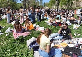Celebración del Lunes de Aguas en Salamanca en las inmediaciones del Puente Romano.
