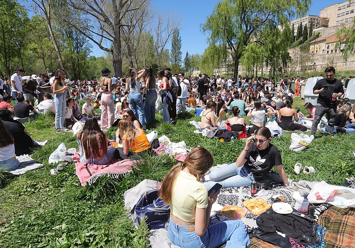 Celebración del Lunes de Aguas en Salamanca en las inmediaciones del Puente Romano.