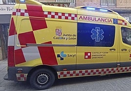 Una ambulancia por Salamanca, en una imagen de archivo.