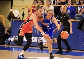 Una acción del último Avenida-Valencia Basket en Würzburg.