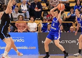 Silvia Domínguez dirige un ataque de Avenida ante Estudiantes