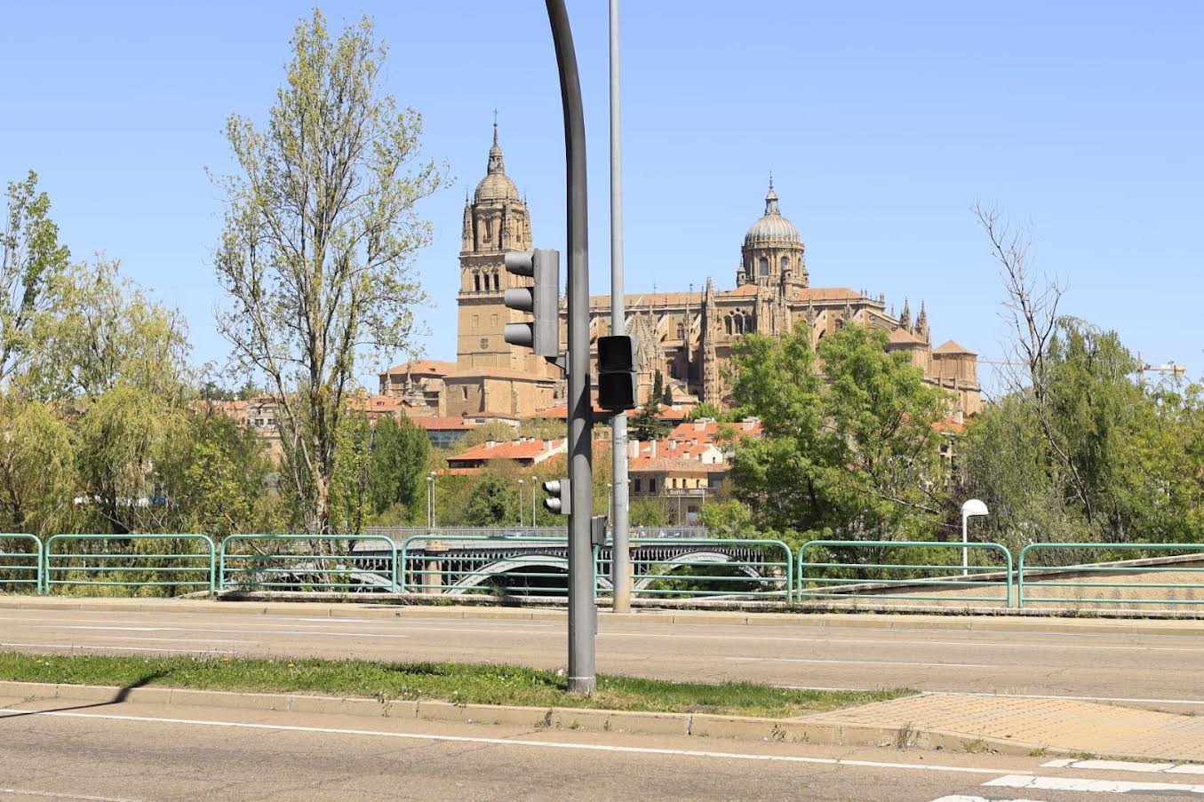 Semáforo apagado frente a las catedrales.