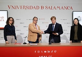 El convenio suscrito por Raúl Sánchez Prieto e Ignacio Herrero Ruiz, ante la presencia de Teresa Tejeda y Wanyi Zhao.