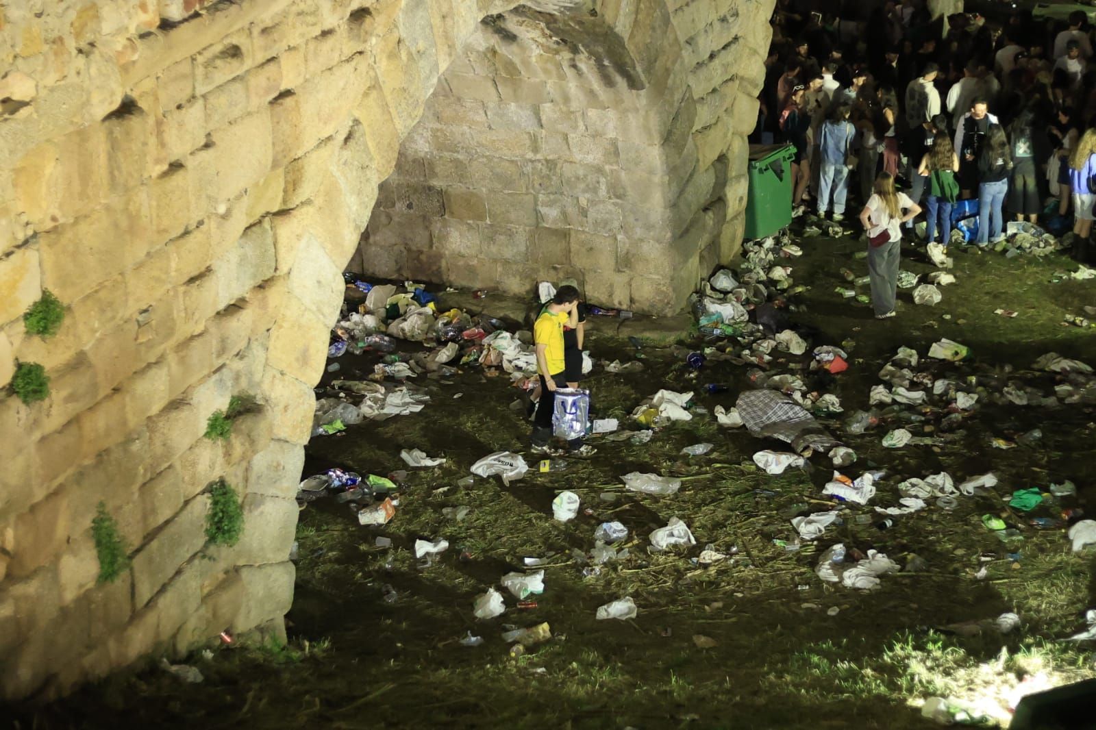 La cara B del Lunes de Aguas en Salamanca: mucha basura pero sin incidentes