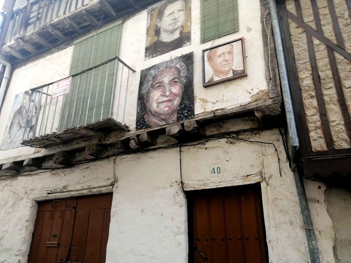La casa típica en venta en el pueblo de Salamanca donde muertos y vivos decoran sus fachadas