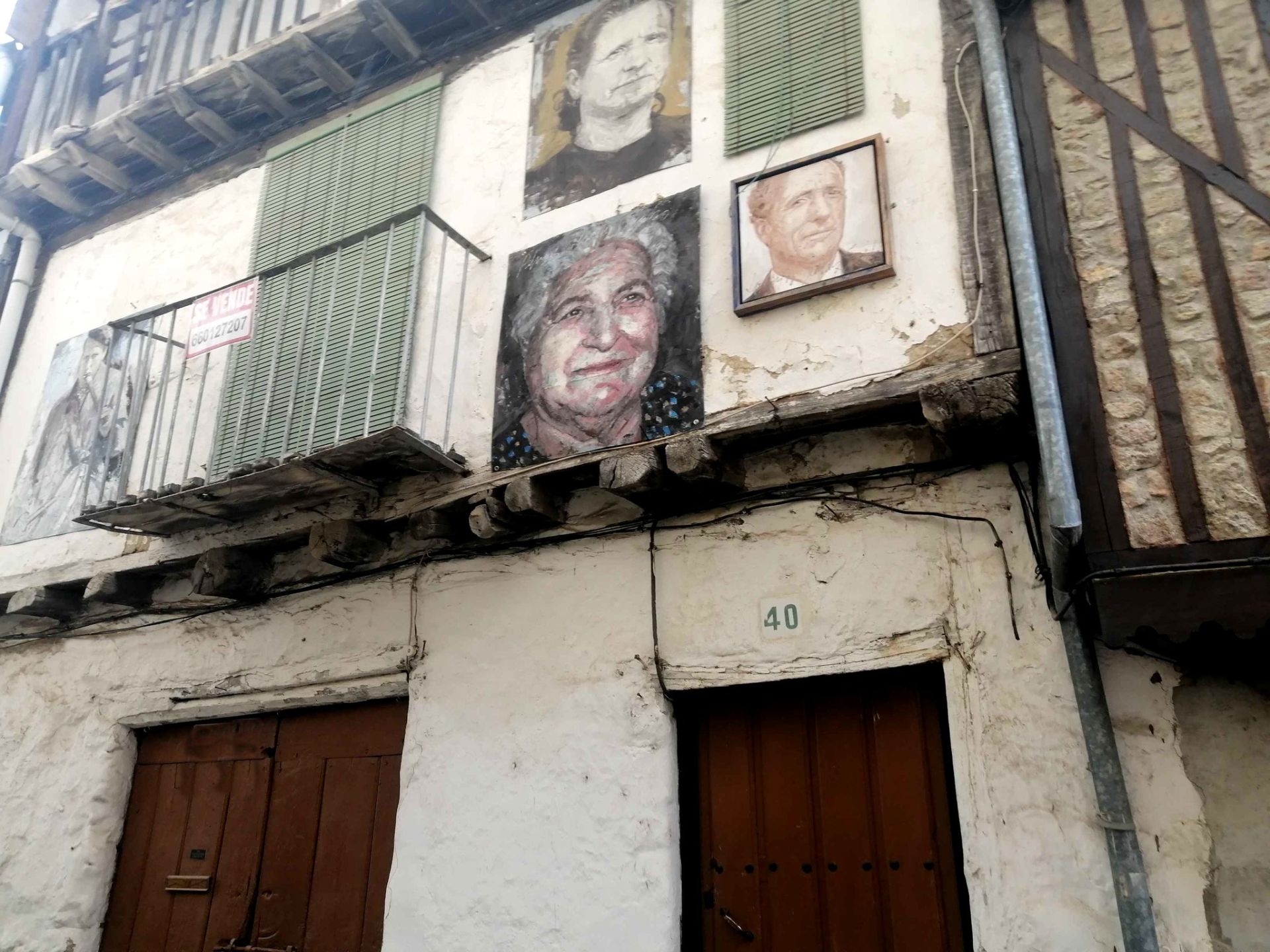 La casa típica en venta en el pueblo de Salamanca donde muertos y vivos decoran sus fachadas