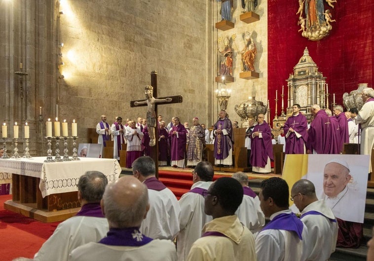 Salamanca abarrota su Catedral para rezar por el eterno descanso del papa Francisco