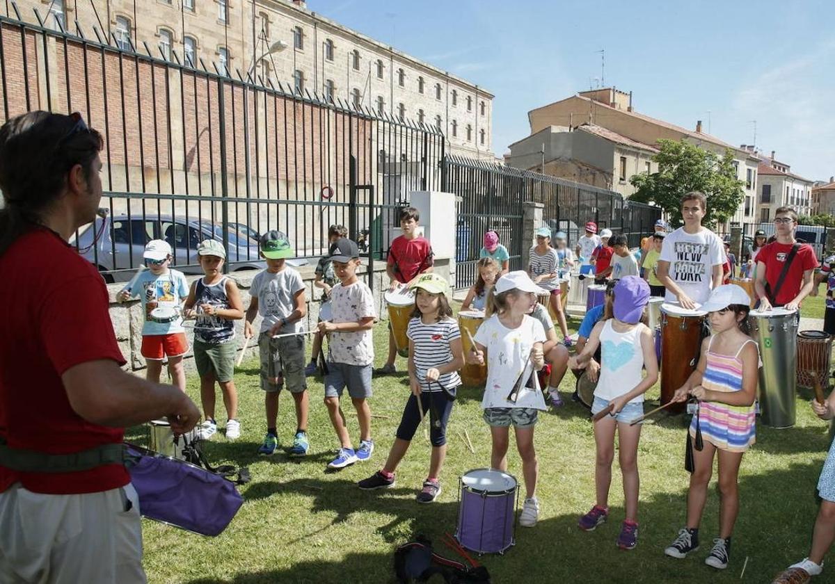 Niños participan en una actividad dentro de un campamento de verano.