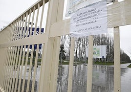 Un cartel indica que La Aldehuela estaba cerrada pro el mal tiempo