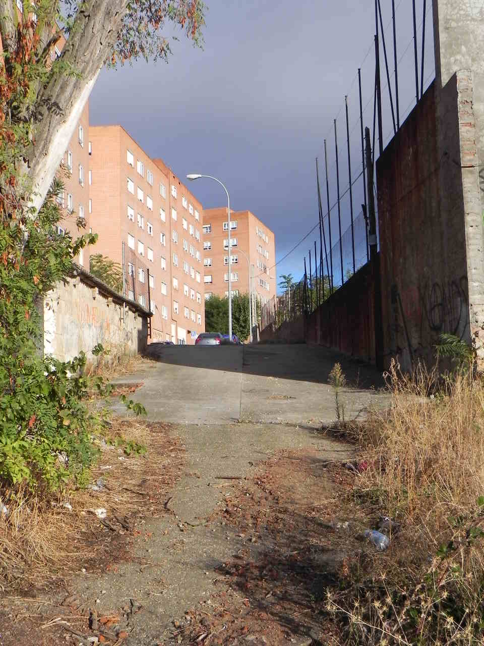 Imagem secundária 2 - Os três pequenos lotes que se tornarão rua.