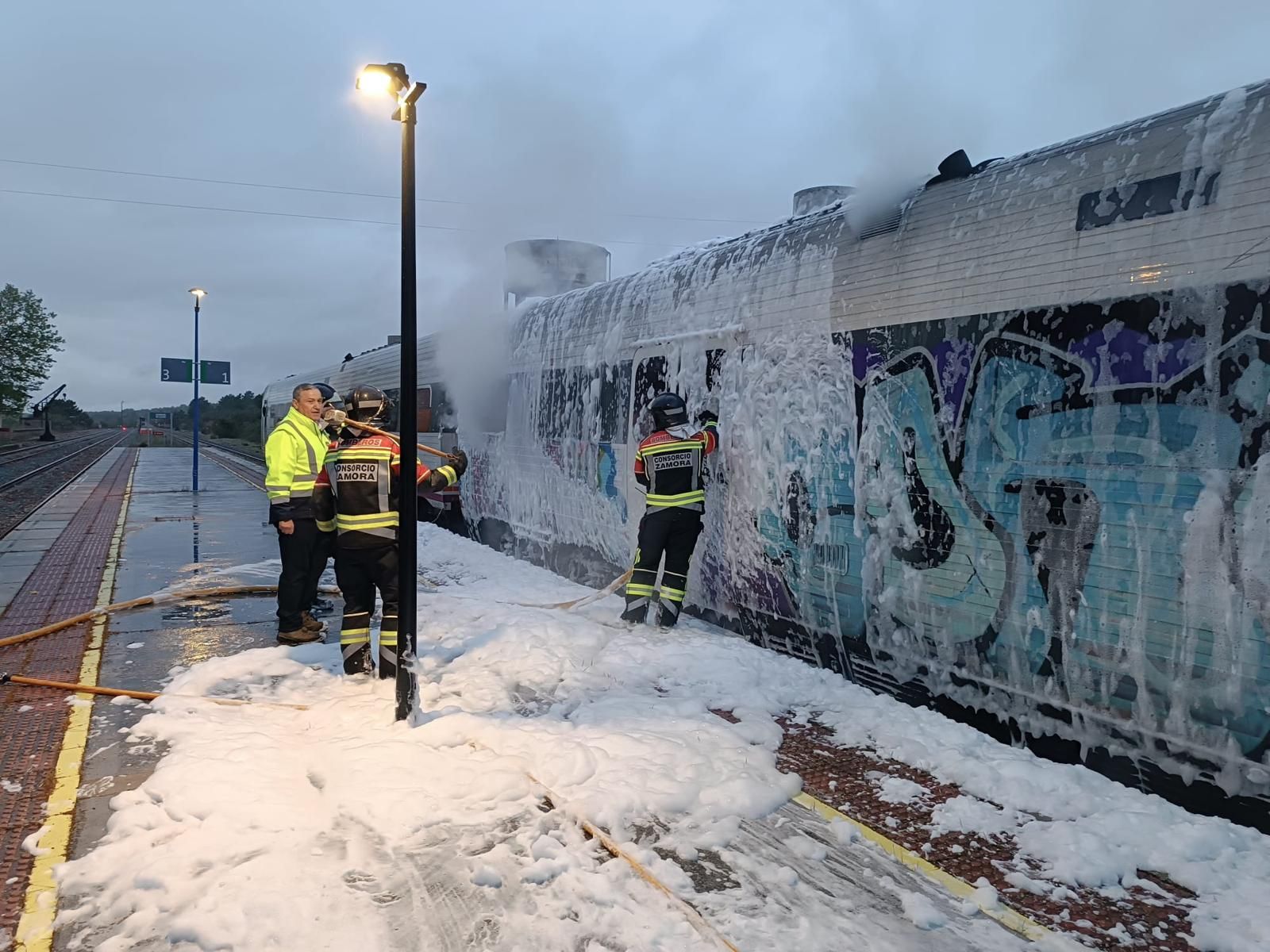 El incendio de un tren con pasajeros a bordo, en imágenes