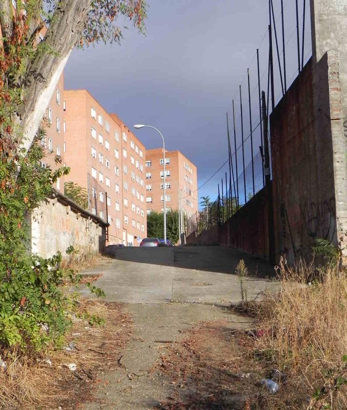 Imagen secundaria 2 - Los tres pequeños solares que se convertirán en calle.