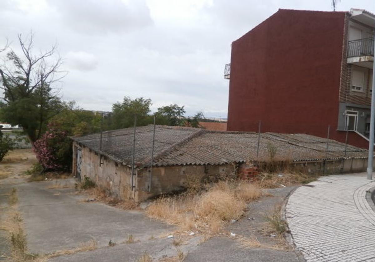 Imagen principal - Los tres pequeños solares que se convertirán en calle.