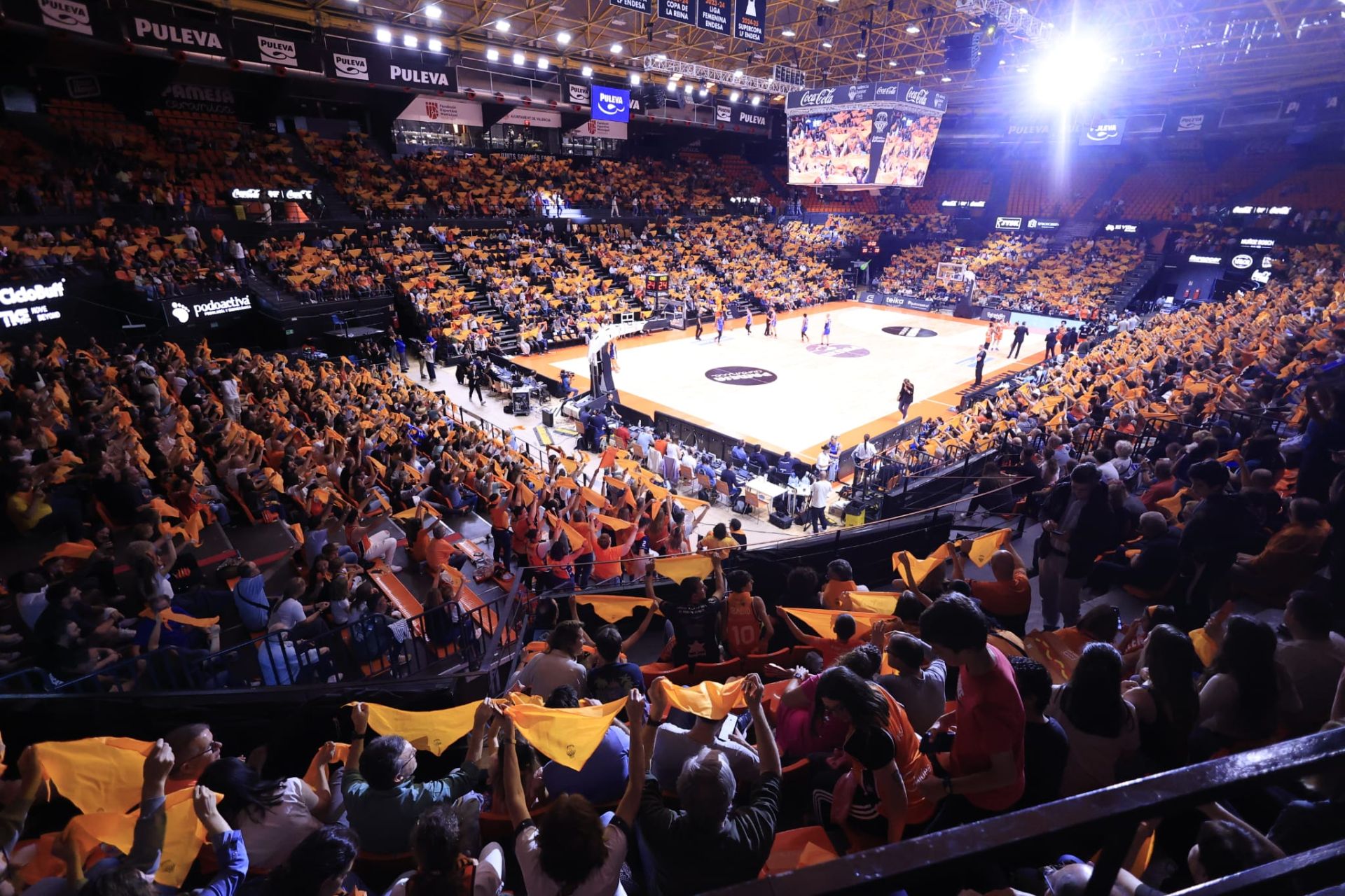 En imágenes la derrota de Perfumerías Avenida frente a Valencia Basket
