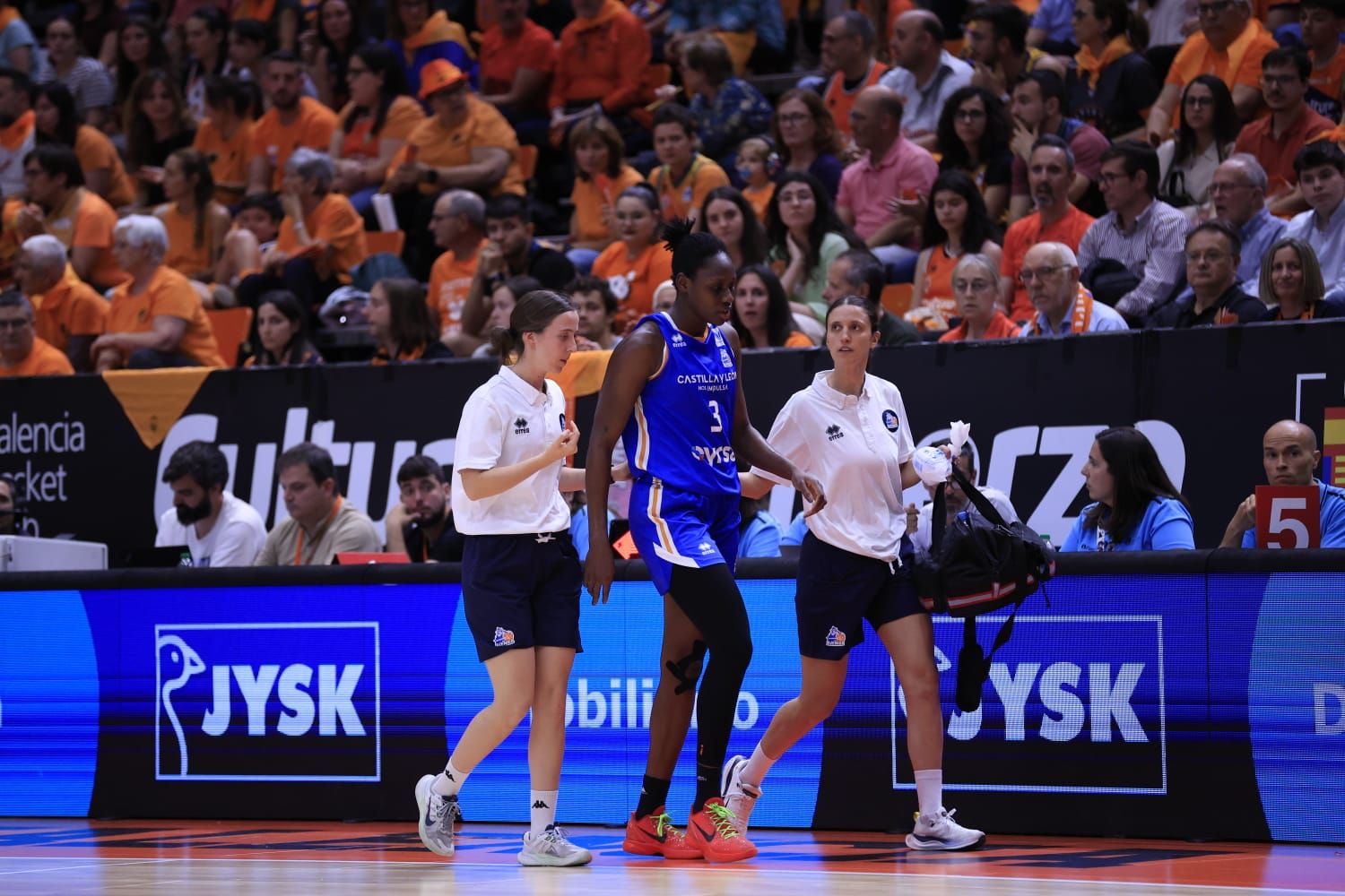 En imágenes la derrota de Perfumerías Avenida frente a Valencia Basket