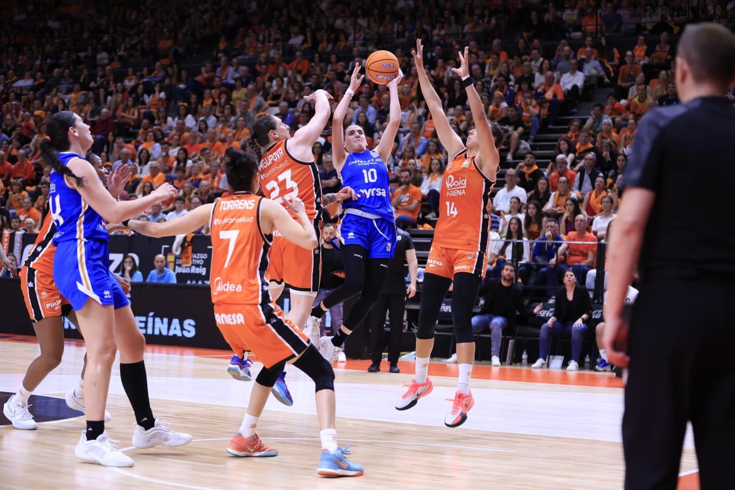 En imágenes la derrota de Perfumerías Avenida frente a Valencia Basket