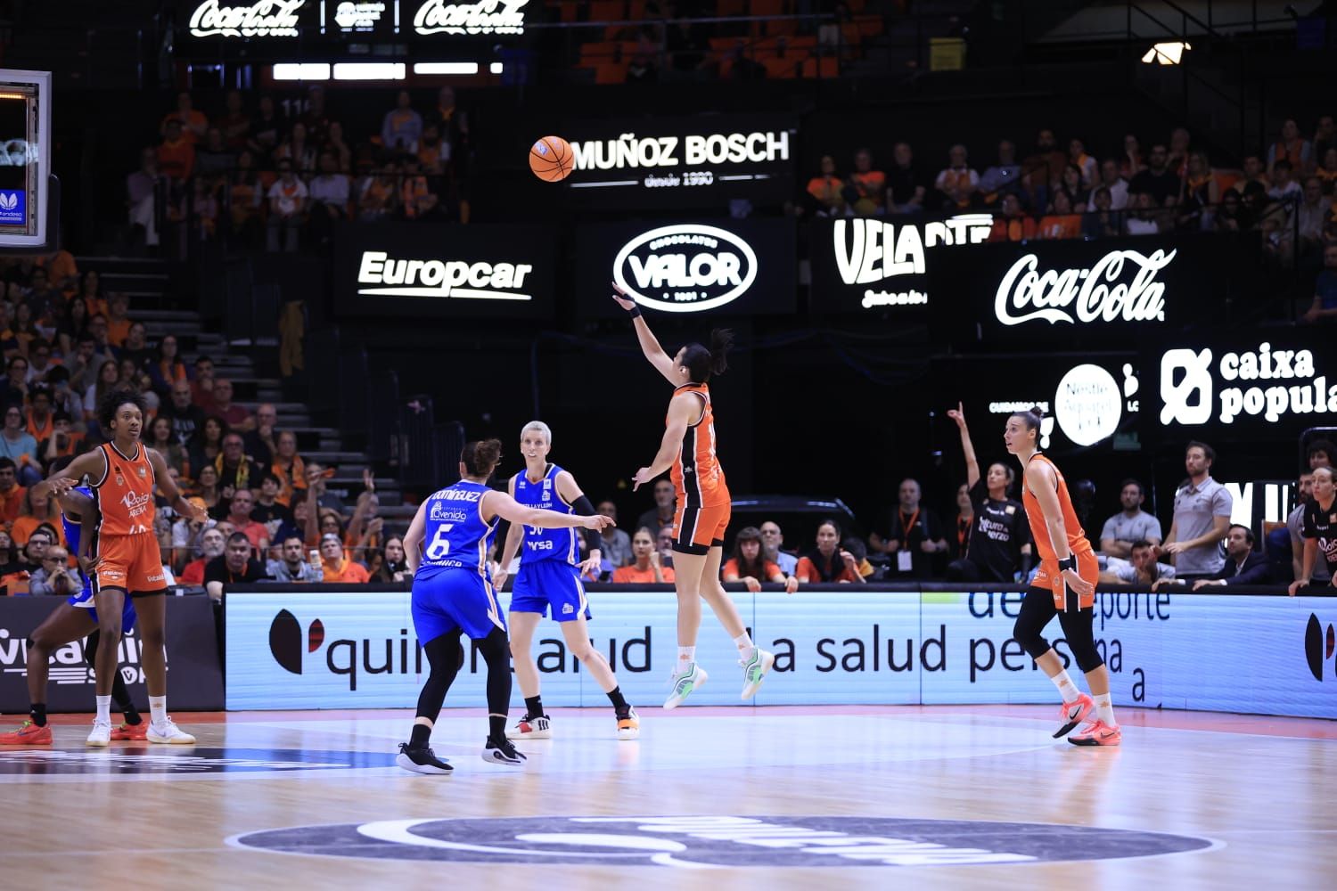 En imágenes la derrota de Perfumerías Avenida frente a Valencia Basket