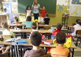 Una maestra se presenta ante sus alumnos durante el primer día de curso en una imagen de archivo.