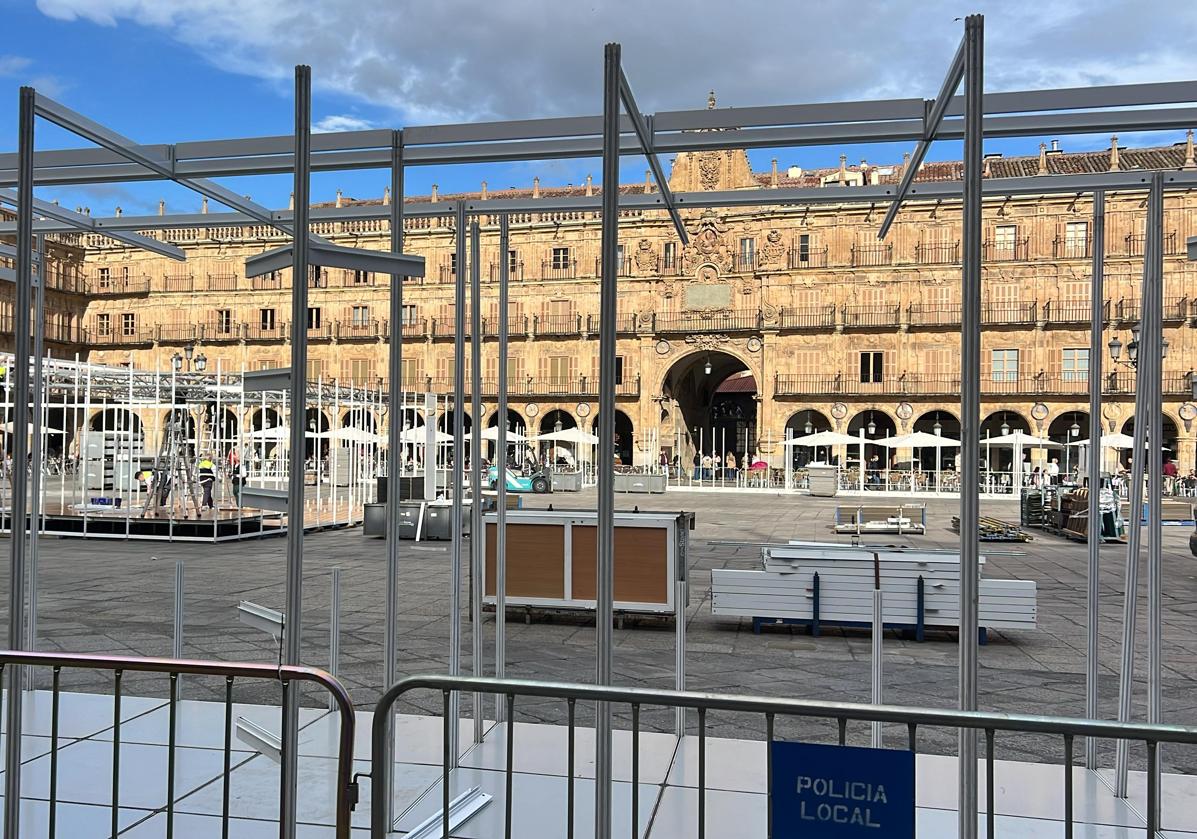 La Plaza Mayor de Salamanca, invadida por el montaje de la Feria del Libro