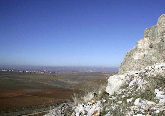 Vista del Arapil Grande, a la derecha y, al fondo, el pueblo salmantino de Arapiles.
