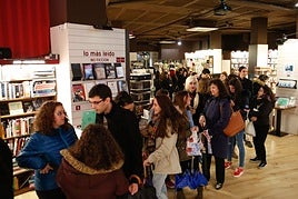 Gente haciendo cola en una firma de libros en una imagen de archivo