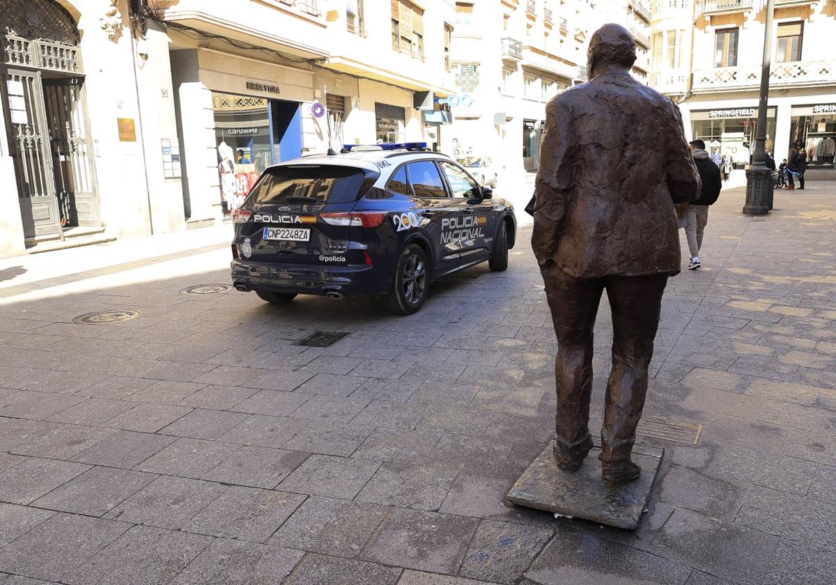 Robo con fuerza tras abrir un coche parado en un semáforo en rojo
