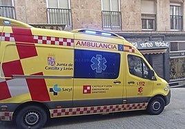 Una ambulancia en una foto de archivo en Salamanca.