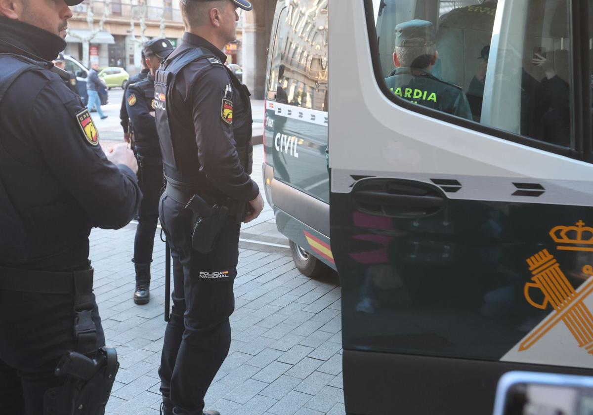 Varios agentes de la Policía Nacional de Salamanca y de la Guardia Civil esperan la salida de un preso para llevarlo a los juzgados de Salamanca.