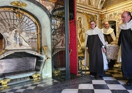 Primera fase del estudio del sepulcro y las reliquias de Santa Teresa de Jesús, en Alba de Tormes.