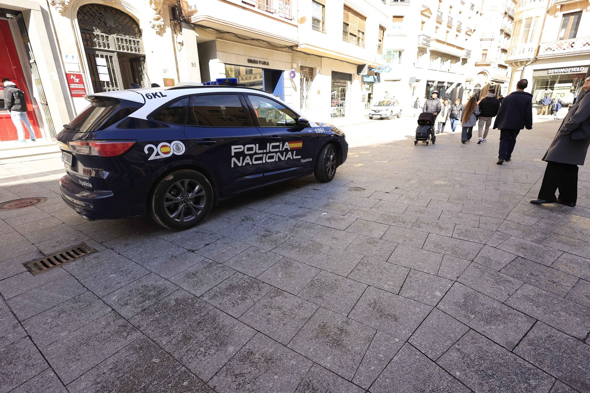 Consigue acceder a la zona privada de una tienda y roba a las empleadas