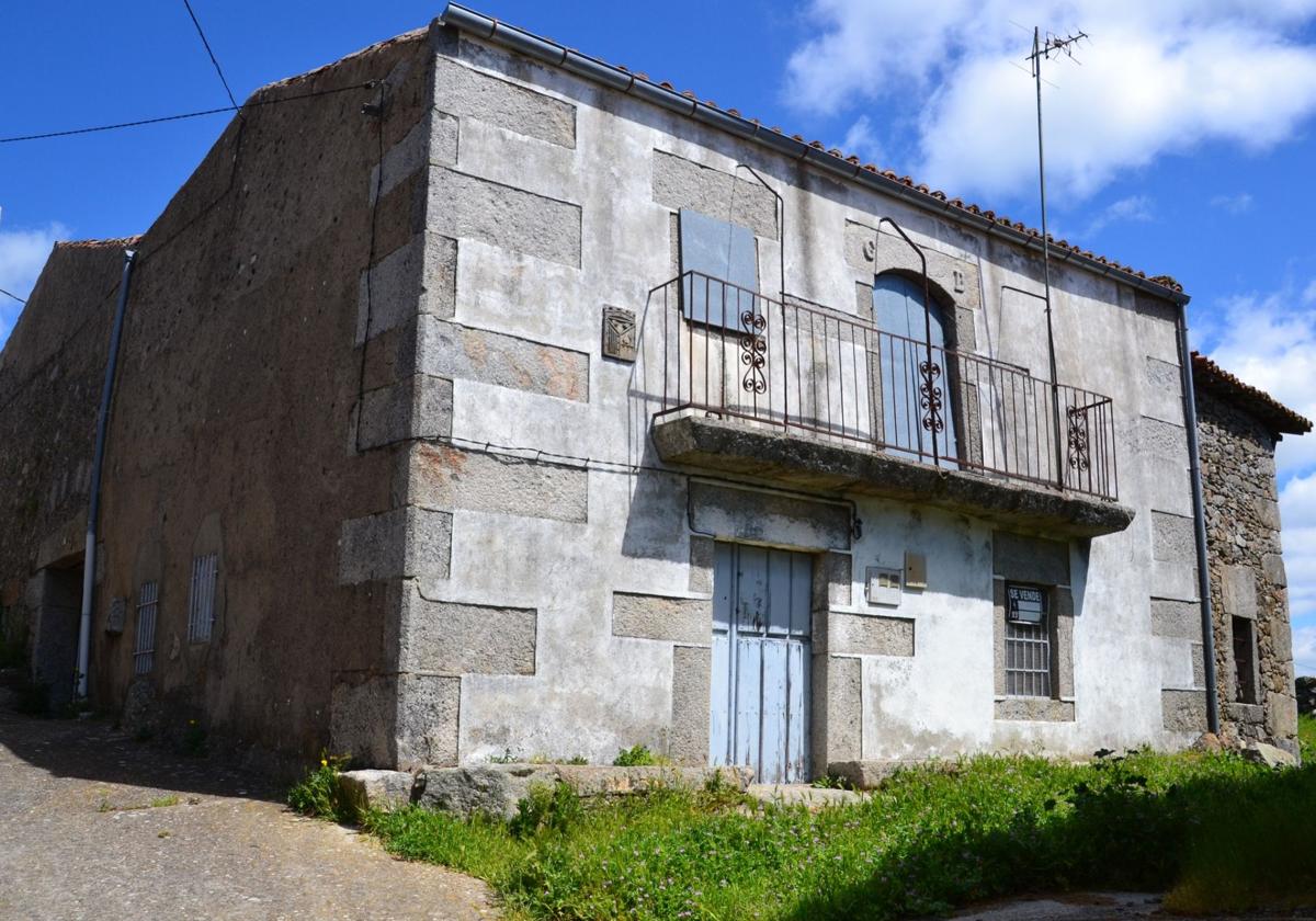Fachada de la vivienda, de tres plantas y levantada en piedra.