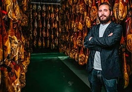 Álex Fernández, fundador de Monjamón, junto a los productos que ya se comercializan a través de Temu.