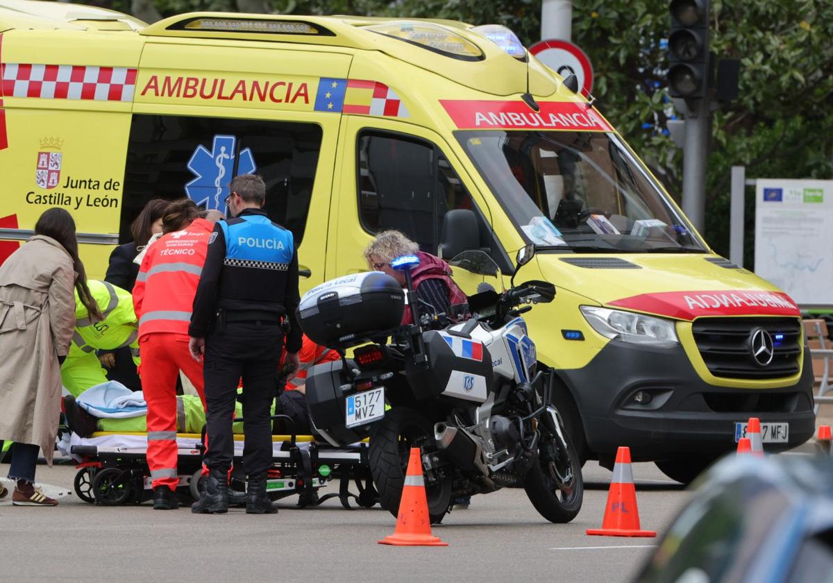Un repartidor trasladado al hospital tras chocar contra una furgoneta en la rotonda de la UDS