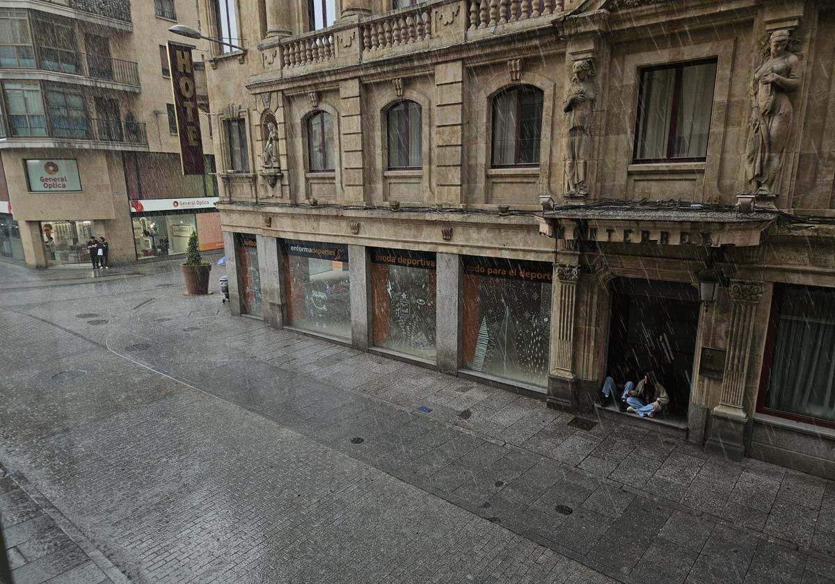 Una tromba de agua con granizo descarga con fuerza en Salamanca