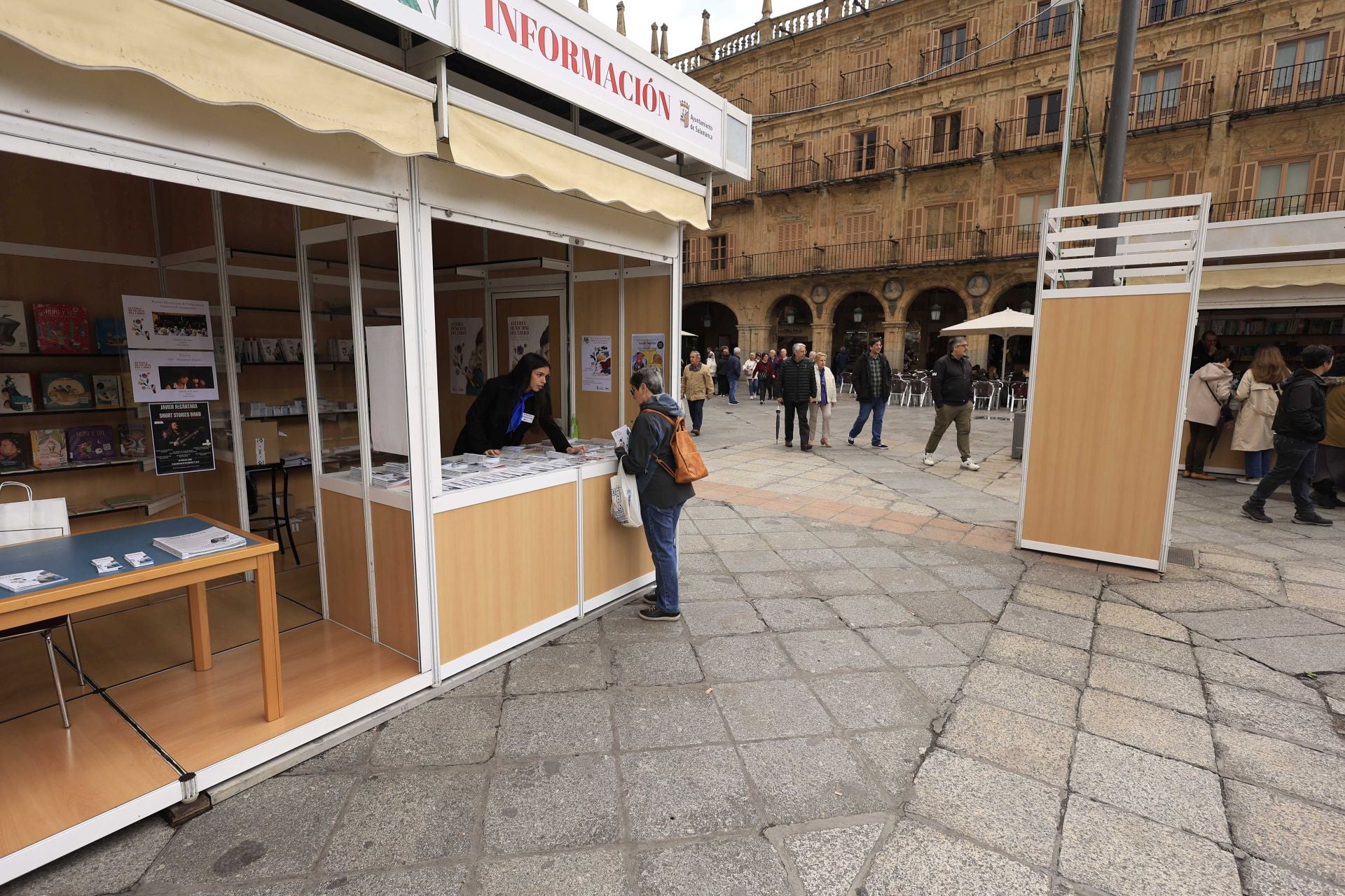 El mal tiempo no frena la inauguración de la Feria de Libro en Salamanca