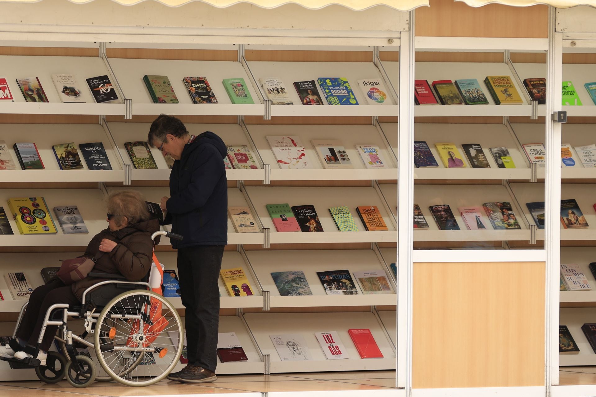 El mal tiempo no frena la inauguración de la Feria de Libro en Salamanca
