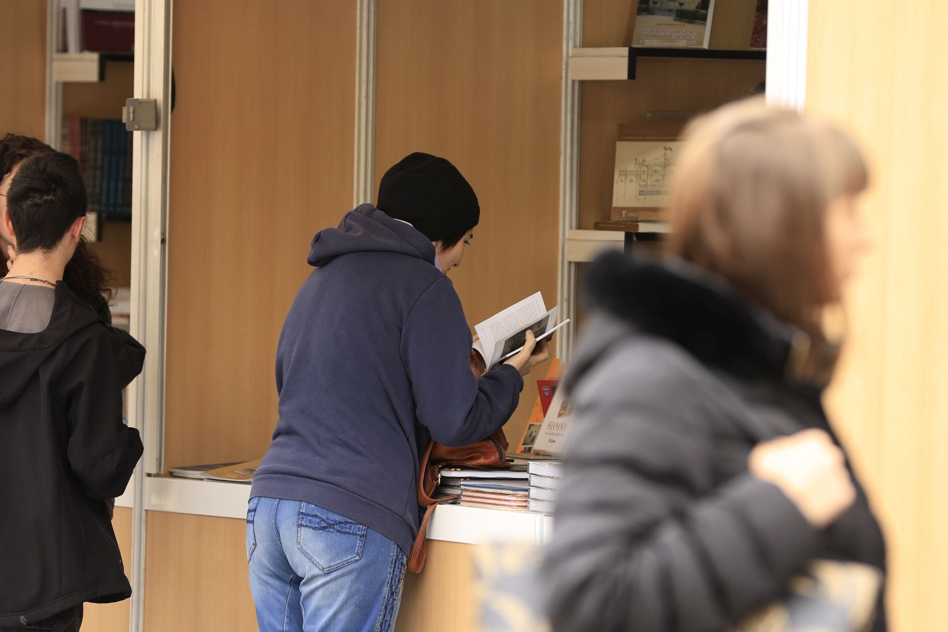 El mal tiempo no frena la inauguración de la Feria de Libro en Salamanca