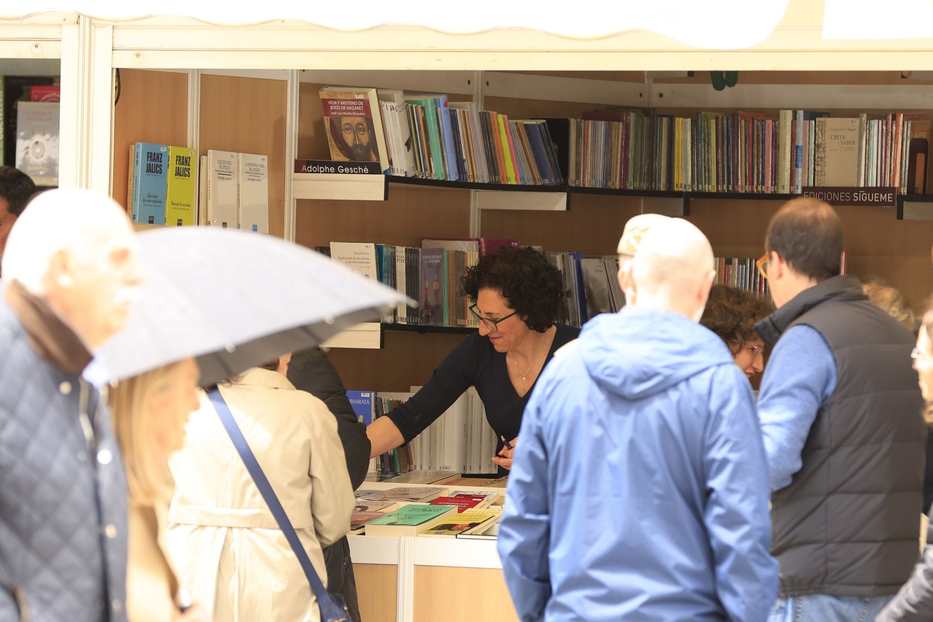 El mal tiempo no frena la inauguración de la Feria de Libro en Salamanca