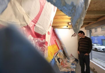 Del contenedor a la galería: así transforma la basura de Salamanca en arte este artista