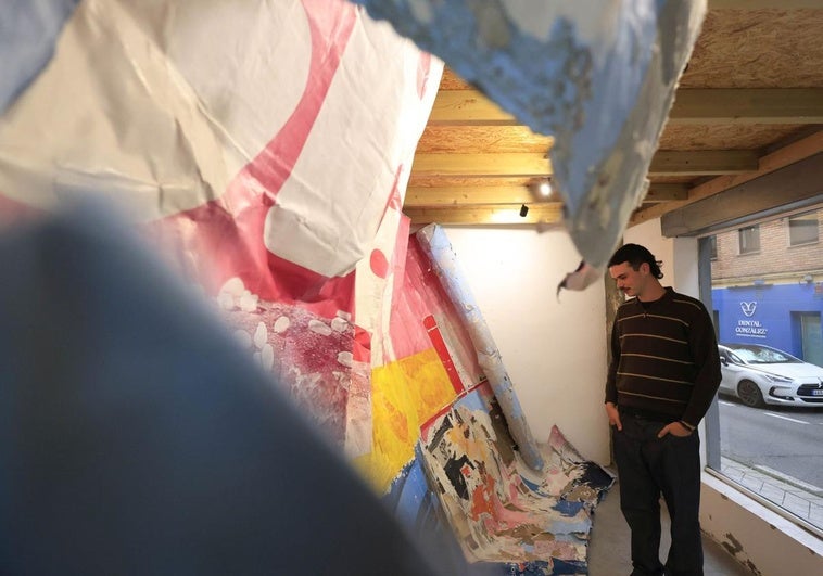 El artista Juan Álvarez junto a una de sus obras expuestas en La Barbería.
