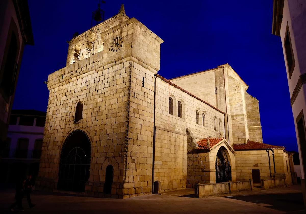 La iglesia, ya iluminada,