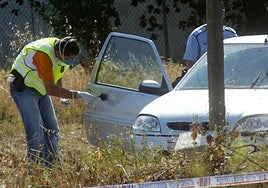 Agentes de la Policía judicial inspeccionan un coche en una imagen de archivo.