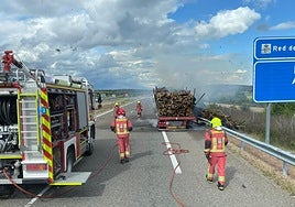 Arde un camión de madera en la A-62.