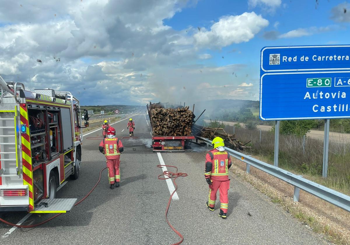 Arde un camión cargado de madera en la A-62
